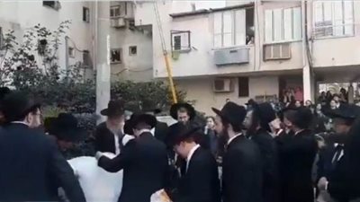 بالرقص والأغاني.. مئات الحريديم يواصلون تحديهم لحظر التجوال في إسرائيل | فيديو