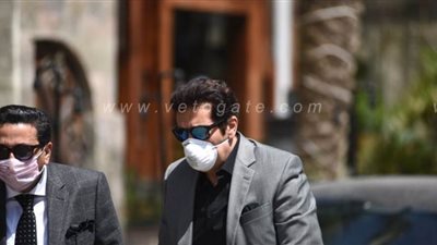 هاني رمزي يرتدي الكمامة بجنازة جورج سيدهم للوقاية من كورونا | صور