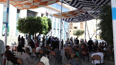 كاميرا مكتب إعلام قنا ترصد حركة المواطنين بالقطاعات المصرفية والمكاتب الخدمية | صور