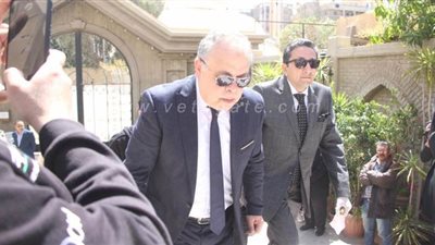 وصول أشرف زكي وإلهام شاهين وهاني رمزي إلى جنازة جورج سيدهم | فيديو وصور