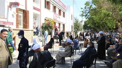 20 صورة ترصد إقبال اهالي قنا على مكاتب البريد والبنوك