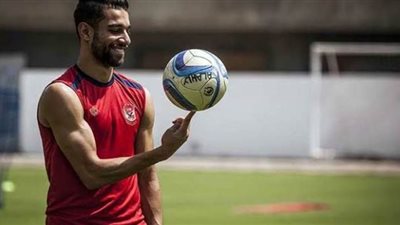 الأهلي يسعى لتمديد عقد نجم وسط الفريق