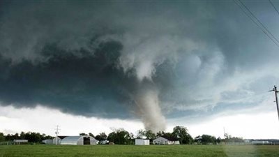 إعصار قوي يدمر مدينة في أمريكا | فيديو