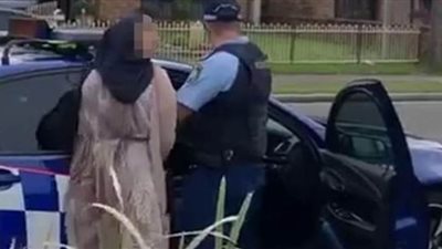 شرطي أسترالي يطرح محجبة أرضا | فيديو