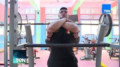 لاعب منتخب المصارعة يواجه تعليق النشاط بالعمل في ورشة خراطة