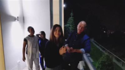 من شرفة منزلها.. نانسي عجرم وزوجها يحييان الأطباء بـ