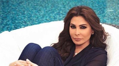 إليسا تدعو لتحية الأطباء في لبنان على الطريقة الإنجليزية