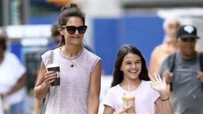 كاتي هولمز تهرب مع ابنتها من نيويورك بسبب فيروس كورونا