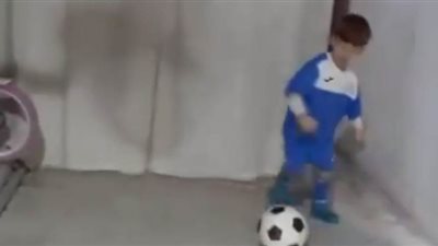 أصغر لاعب في العالم يتدرب في المنزل للتوعية بمخاطر كورونا | فيديو