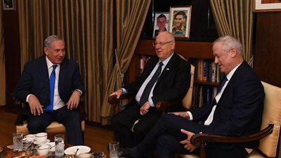 نتنياهو وجانتس يعقدان اجتماعاً لتشكيل حكومة وحدة في إسرائيل