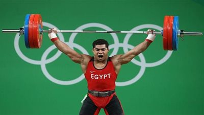 بطل رفع الأثقال يكشف حقيقة اتهامات التجنيس بعد إعلانه الاعتزال