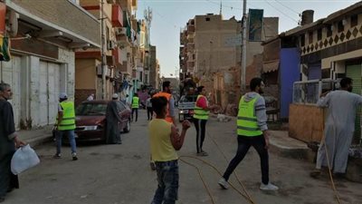 فرق شعبية لتطهير وتعقيم منطقة السوق الفوقاني العتيقة في قنا |صور