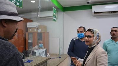 نائب محافظ الوادي الجديد تتفقد مكاتب البريد لمتابعة إجراءات الوقاية من كورونا