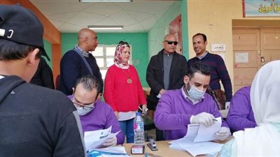 إجراءات احترازية أثناء تسليم شريحه التابلت لطلاب العجمي | صور