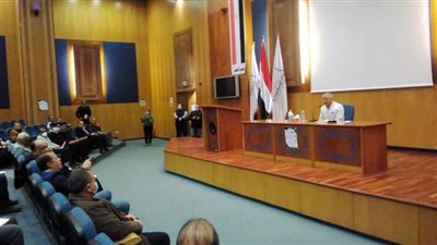 ميناء الإسكندرية يناقش خطة عمل شركات النقل حال انتشار 