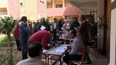 غرفة عمليات وتقسيم الطلاب لمجموعات لاستلام شرائح التابلت بمدارس بنها