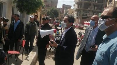 بالميكروفون.. محافظ الغربية يحث المواطنين على الالتزام لمواجهة كورونا | صور