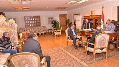 محافظ أسيوط يشدد على سد العجز في الأطباء بالمستشفيات وتحسين خدمات للمواطنين