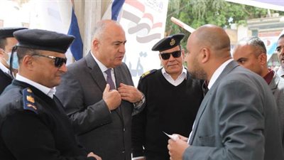 محافظ قنا يتابع إجراءات تنظيم حركة المواطنين بمركز الخدمات البريدية | صور