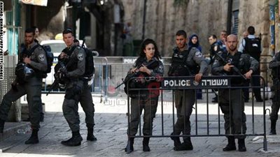 الشرطة الإسرائيلية تعتقل متدينين من الحريديم يصرون على أداء الصلوات | فيديو