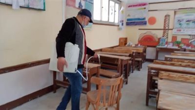 عامل مدرسة في بورسعيد يبتكر جهازا للتعقيم من كورونا | صور