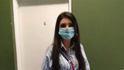 دينا مرتدية الكمامة: مضطرة أنزل لتصويرمسلسلات رمضان | فيديو