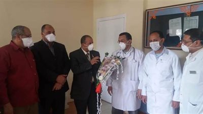 وكيل تعليم قنا يوزع باقات ورد على القيادات الطبية | صور