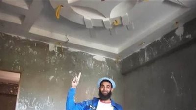 لاعب إدفو يعمل مبيض محارة بعد توقف نشاط كرة القدم