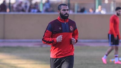 مصدر: فتحي لم يراعِ كونه قائد الأهلي وراوغ في التجديد