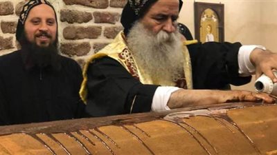 في ذكرى نياحته.. 13 صورة ترصد تطيب رفات الأنبا ميخائيل بدير الملائكة