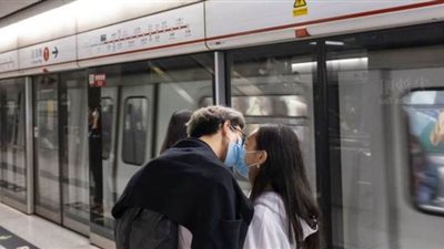 هل تسبب العلاقة الحميمة العدوى بفيروس كورونا؟.. طبيب بريطاني يجيب