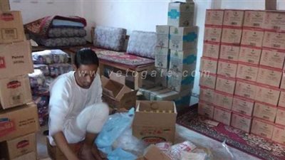 أهالي دندرة يوزعون مواد غذائية على منازل العمالة غير المنتظمة | صور