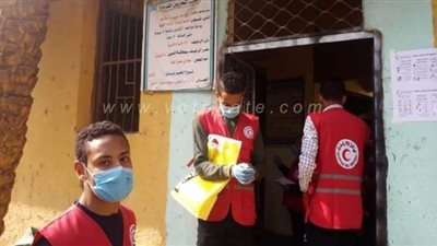 فرق الهلال الأحمر تنشر الوعي بمرض كورونا بالمخابز والبيوت في قنا | صور