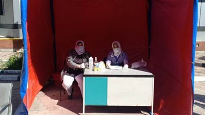 نصب خيام مجهزة طبيا بمداخل المستشفيات لرصد المشتبه في إصابتهم بكورونا | صور