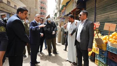 محافظ سوهاج يتفقد الشوارع ويمنع التجمعات بالأسواق | صور