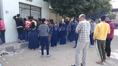 تكدس المواطنين أمام سنترالات شبرا الخيمة للحصول على 