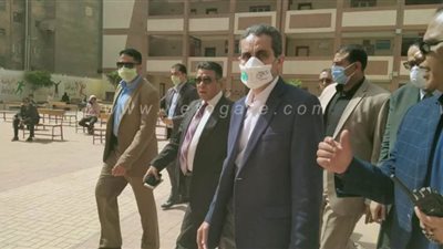 محافظ الغربية يتفقد استعدادات المدارس لاستقبال صرف المعاشات l صور