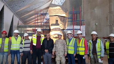 رفع وتثبيت وإضاءة ٤٢ قطعة أثرية ثقيلة علي الدرج العظيم بالمتحف  المصري الكبير/ صور