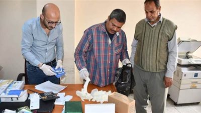 مياه المنيا توزع 1500 كمامة وجوانتي على عمال الصرف الصحي لمواجهة كورونا