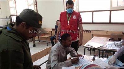 فرق الهلال الأحمر بقنا لتنظيم الأهالي أثناء استلام شرائح التابلت من المدارس | صور