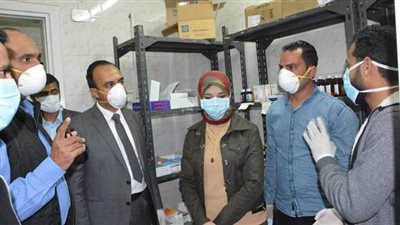 نائب محافظ المنيا من داخل قرى الحجر المنزلي: صحتكم أهم أولوياتنا | صور