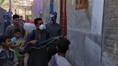 بالجلباب والكمامة.. فرق شبابية تطهر وتعقم قرى نجع حمادي | صور