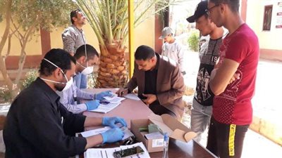 إجراءات وقائية أثناء توزيع شرائح التابلت على طلبة الوادى الجديد | صور