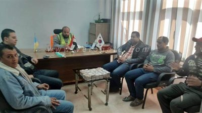 عاملا نظافة بالإسكندرية يعثران على مبلغ مالى داخل كيس قمامة| صور