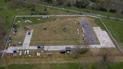 بريطانيا تشيد مشرحة بحجم ملعبين لكرة القدم لاستيعاب وفيات كورونا| صور