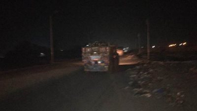 الدولة تحارب كورونا.. وسيارات مجلس المحلة تلقي القمامة بجوار مستشفى العزل| صور