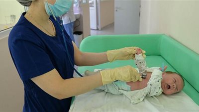 هل يجب عزل المواليد الجدد عن أمهاتهم بسبب 