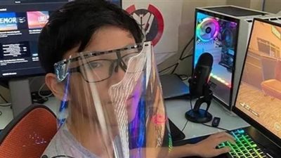 طالب فلبيني يُصنع أقنعة لحماية الأطباء من كورونا بطابعة ثلاثية الأبعاد