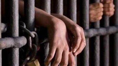 حجز عاملين لاتهامهم ببيع كحول مجهول المصدر لمكافحة كورونا بالتجمع