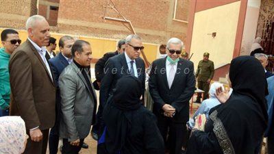 محافظ القليوبية يتابع تسليم شرائح التابلت داخل المدارس | صور